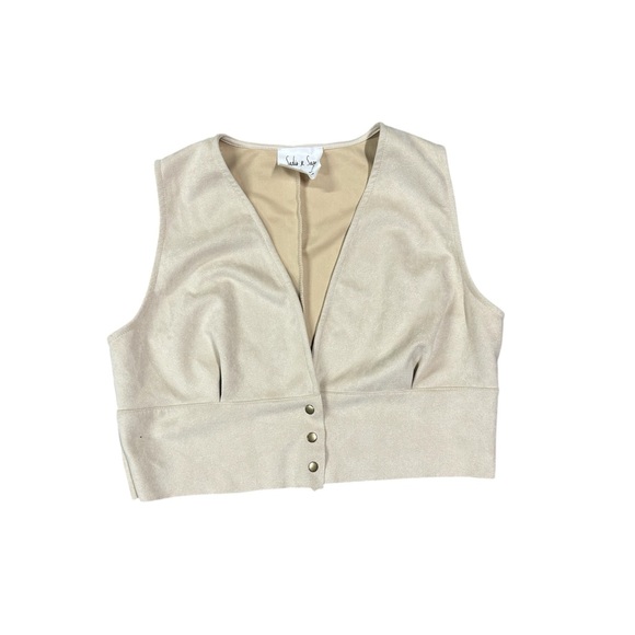 Sadie & Saige Chic Beige Buttoned Vest - Picture 2 of 7